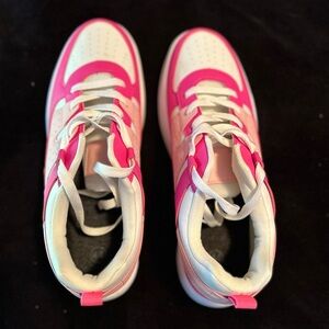 💕NEW💕 Súper fun and Lightweight casual tennis shoes